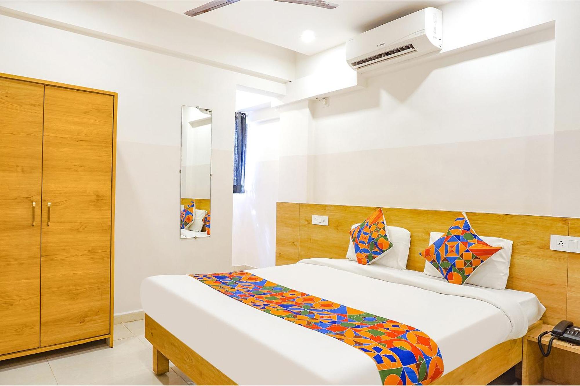 Fabhotel Saffron Inn I - Nr Darshan Museum Poona Buitenkant foto