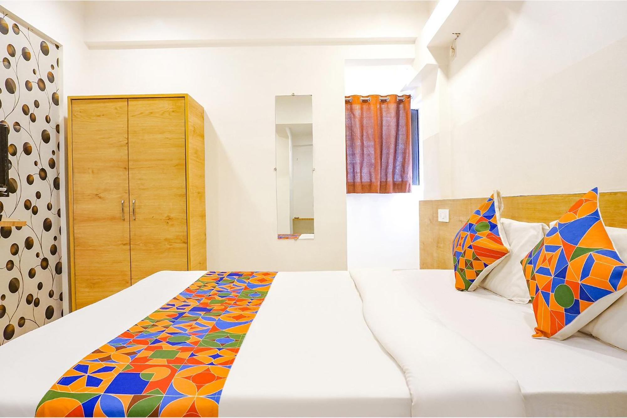 Fabhotel Saffron Inn I - Nr Darshan Museum Poona Buitenkant foto