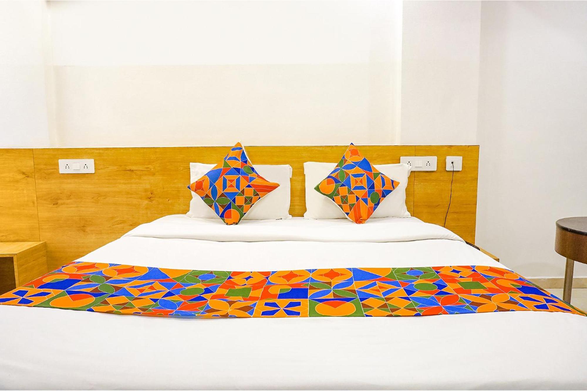 Fabhotel Saffron Inn I - Nr Darshan Museum Poona Buitenkant foto