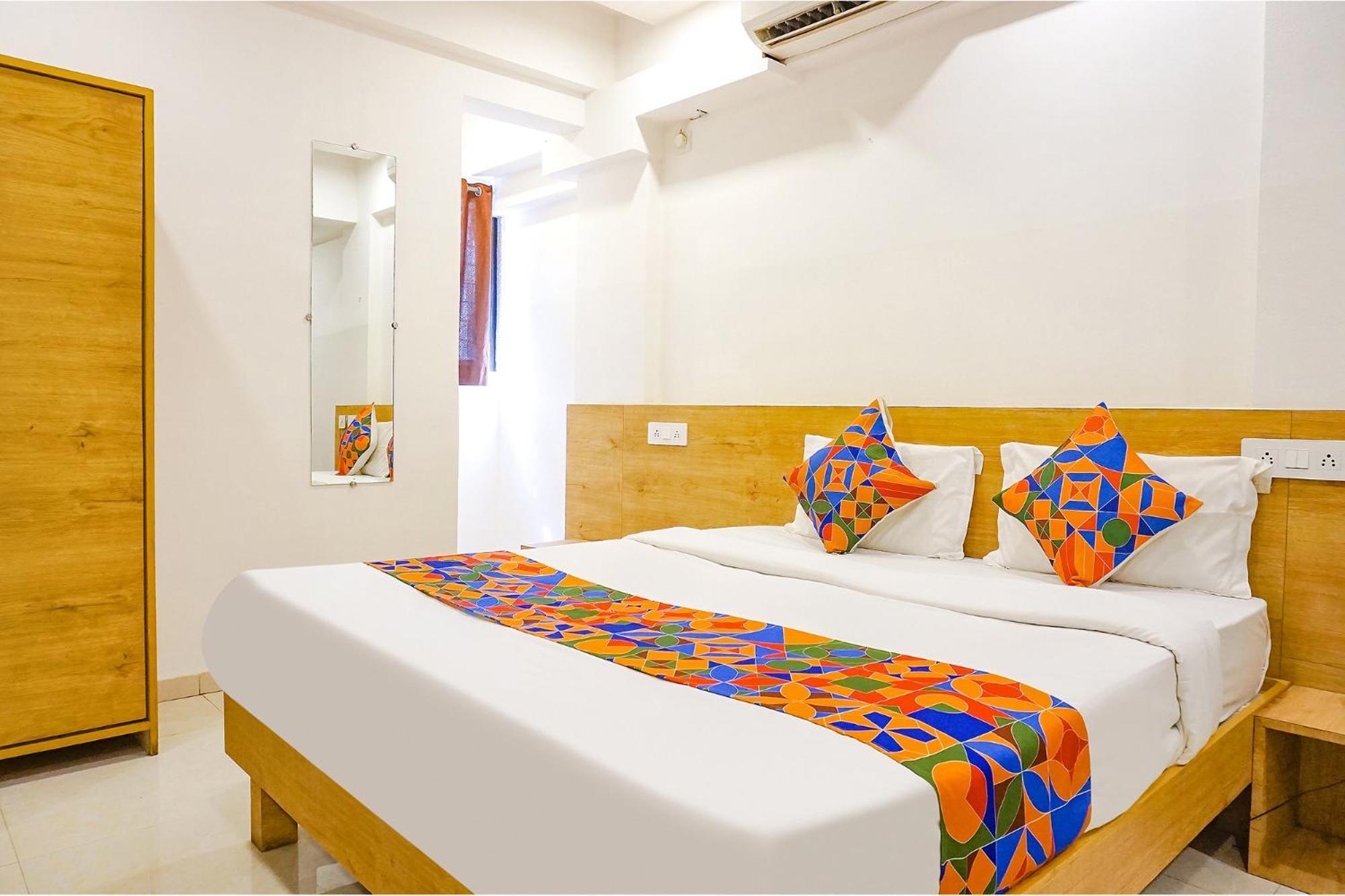 Fabhotel Saffron Inn I - Nr Darshan Museum Poona Buitenkant foto