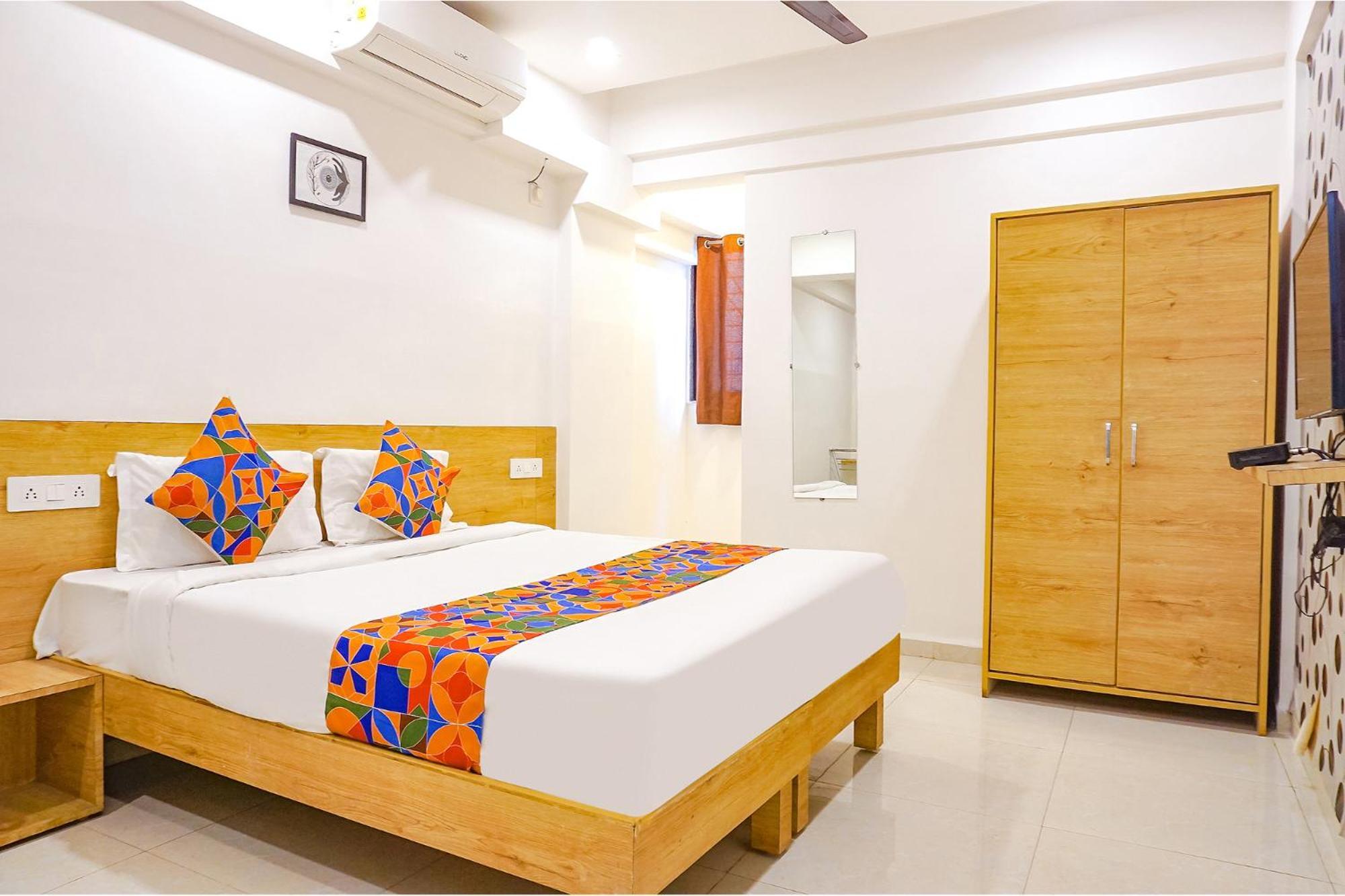 Fabhotel Saffron Inn I - Nr Darshan Museum Poona Buitenkant foto