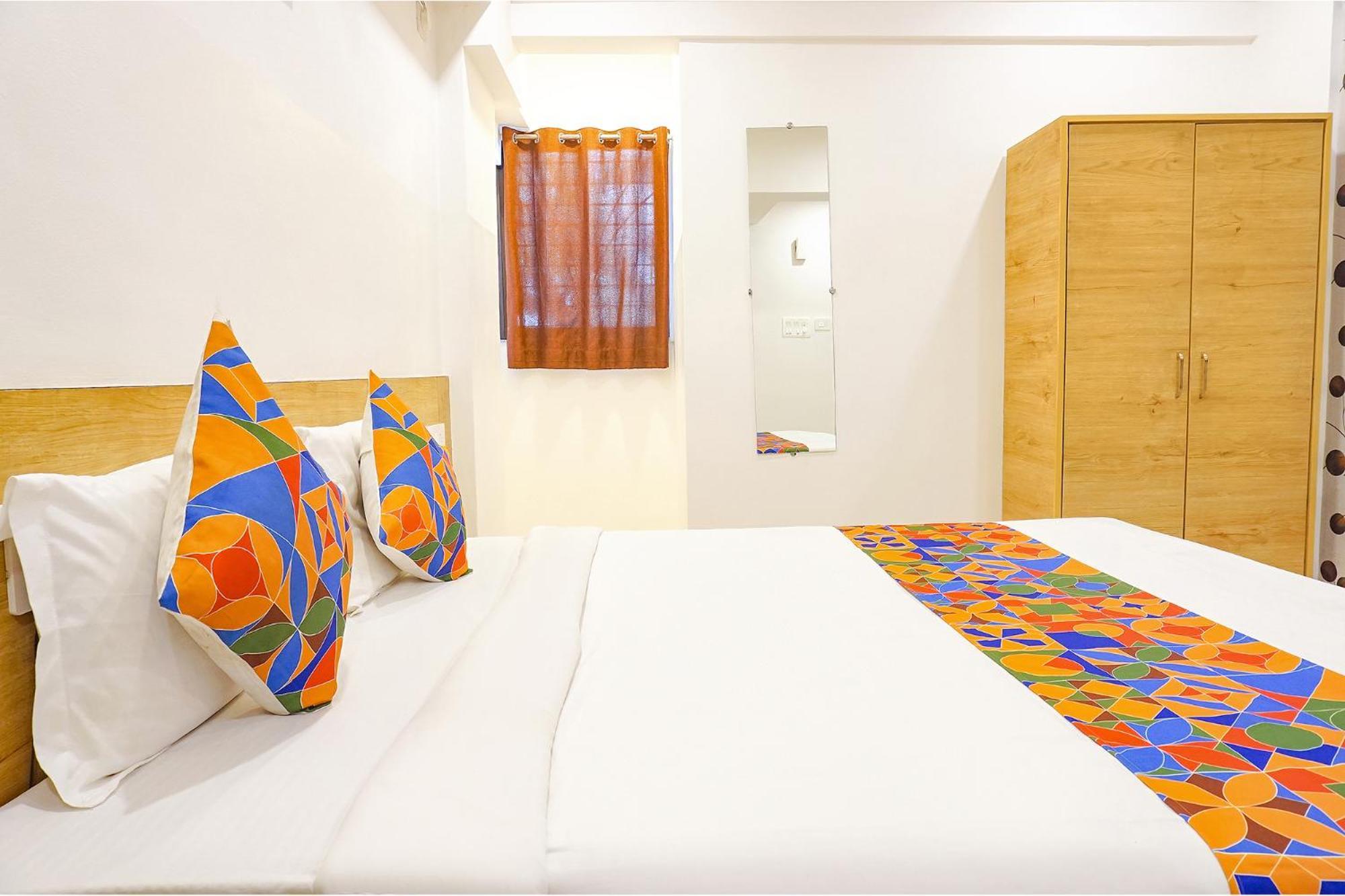 Fabhotel Saffron Inn I - Nr Darshan Museum Poona Buitenkant foto