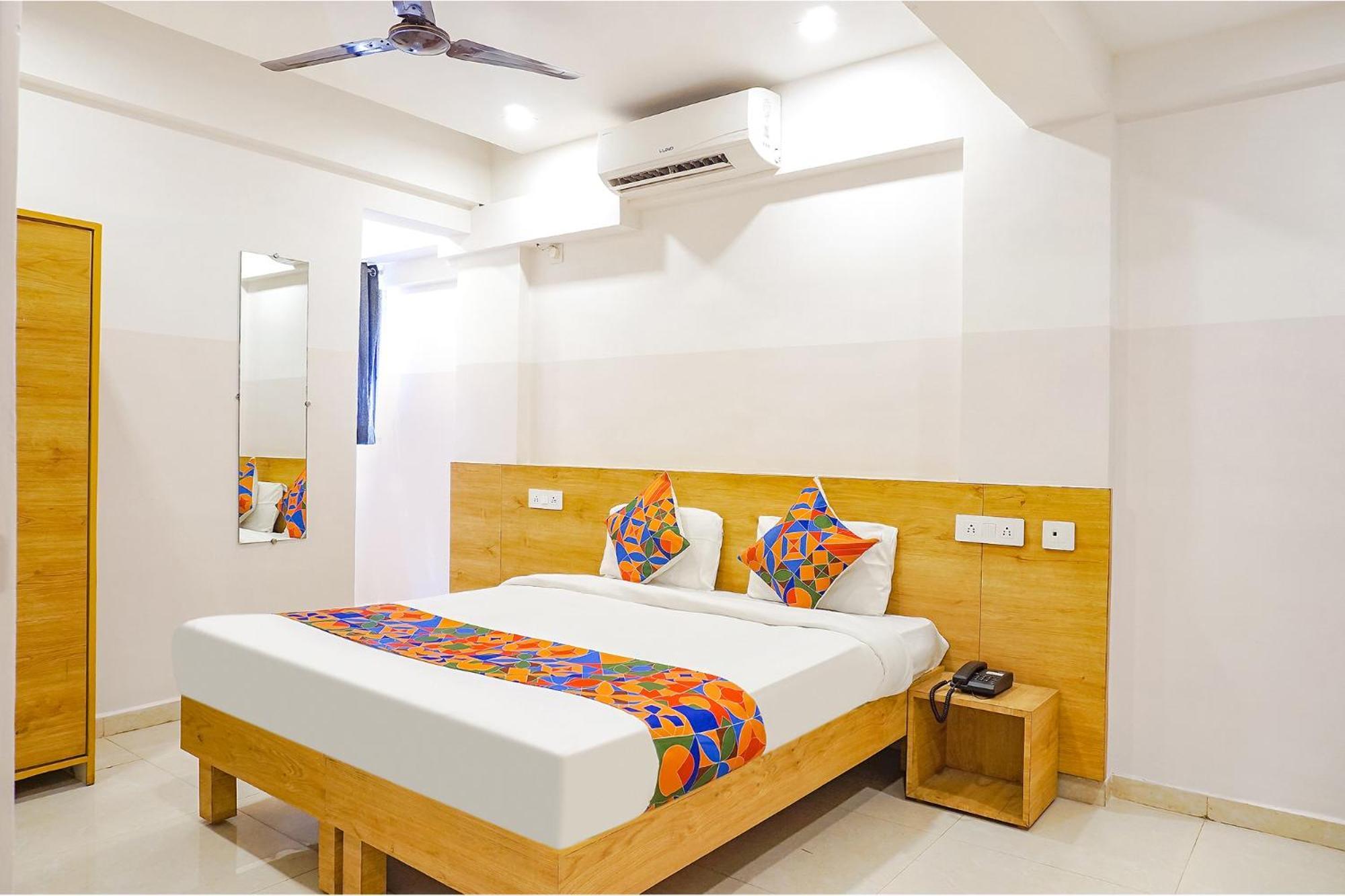 Fabhotel Saffron Inn I - Nr Darshan Museum Poona Buitenkant foto